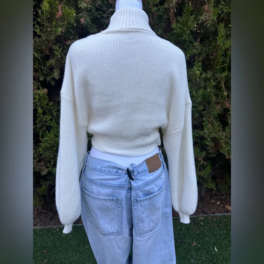 Women’s Cozy Holiday White Turtleneck Cropped Knitted Sweater size M - Picture 3 of 3